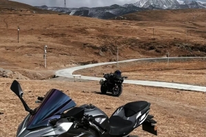 Foreigners and Taiwanese tourists riding motorcycles in Tibet