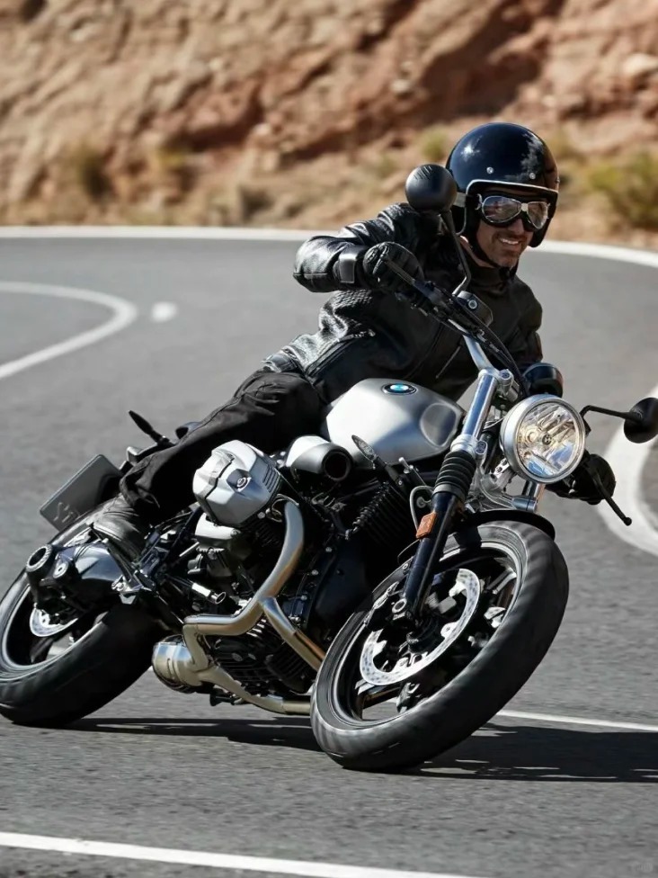 Foreigners and Taiwanese tourists riding motorcycles in Tibet