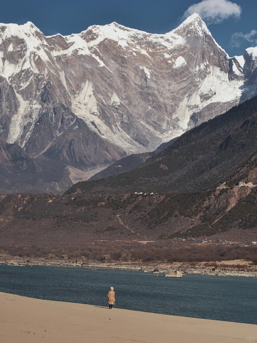 Collision of Snow Mountains and Sand Dunes – Linzhi Buddha’s Palm Dune